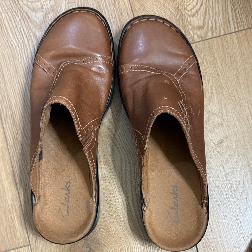 Clarks women size 10 Tan Leather Loafers